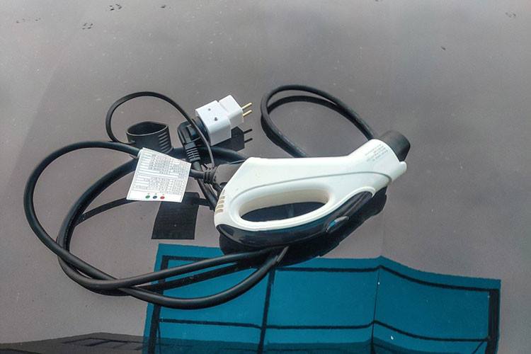 Hongguang MINI EV có cấu hình 3 cửa, 4 chỗ ngồi. Kích thước 2.917 x 1.493 x 1.621 (mm), chiều dài cơ sở 1.940 mm. Như vậy, Hongguang MINI EV thua Kia Morning 678 mm về chiều dài. Trọng lượng không tải đạt 705 kg. Bản cao cấp sử dụng pin có dung lượng 13,8 kWh.