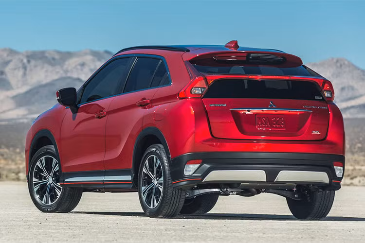 Nhìn từ bên sườn, Eclipse Cross sở hữu những đường gân dập nổi chạy từ cột A và hòa nhập vào vòm bánh sau. Đuôi xe cũng đậm chất thể thao với cụm đèn hậu thiết kế độc đáo vuốt dọc theo kính với dải LED ấn tượng. Cản sau cũng khá nổi bật với thanh kim loại được mạ sáng bóng.