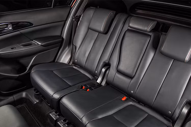 Mitsubishi Eclipse Cross sẽ có giá bán bắt đầu từ 24.625 USD (khoảng 557 triệu đồng), xe sử dụng động cơ 04 xy-lanh thẳng hàng (I4) dung tích 1.5L tăng cho công suất 152 mã lực + mô-ment xoắn 250Nm, sức mạnh truyền xuống cầu trước thông qua hộp số tự động vô cấp (CVT). Trên các phiên bản cao cấp, xe sẽ được trang bị hệ dẫn động 04 bánh (AWD).