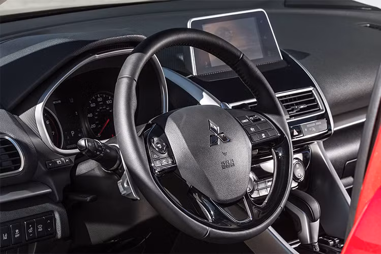 Hệ thống thông tin giải trí ccủa mẫu xe này được trang bị màn hình cảm ứng cỡ lớn điều khiển qua bàn rê cảm ứng, tương thích Apple Carplay và Android Auto. Những trang bị hỗ trợ người lái khác như hệ thống cảnh báo chuyển làn, hỗ trợ đỗ xe... cũng được trang bị.