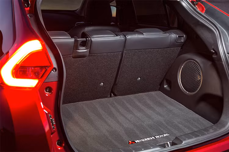 Ở phiên bản Eclipse Cross SEL xe có giá bán 29.215 USD (khoảng 661 triệu đồng) đi kèm với những hệ thống trang bị an toàn và các hệ thống hỗ trợ lái xe như: Hệ thống camera đa điểm, ghế da, đèn pha LED, cảnh báo điểm mù (Blind Spot Monitoring - BSM), cảnh báo va chạm phía sau, hỗ trợ chuyển làn (Active Lane Change Assist)...