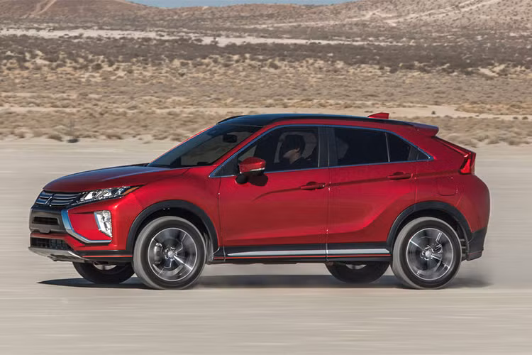 Chiếc crossover Mitsubishi Eclipse Cross bản 2018 được coi là một phiên bản sản xuất thương mại của mẫu concept XR-PHEV được đặt ở giữa phân khúc của Outlander và Outlander Sport từng được hãng xe ôtô Nhật Bản giới thiệu vào năm 2013 và 2015.