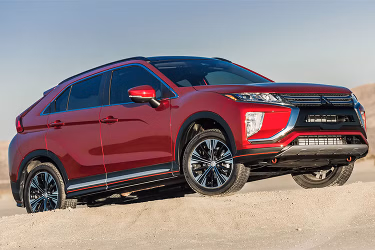 Với gói trang bị Premium Exterior Package với giá 1.395 USD (31 triệu đồng) xe có thêm các trang bị: Cảm biến hỗ trợ đỗ xe, đèn LED nội thất, thảm sàn, cản trước và sau thiết kế đẹp mắt hơn, bộ mâm đen... Màu ngoại thất Trắng và đỏ Kim Cương (Diamond White/Red Diamond) sẽ cộng thêm giá lần lượt là: 200 USD và 595 USD.