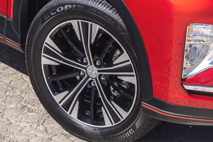 Về tổng thể, mẫu xe Eclipse Cross mới sở hữu kiểu dáng "cơ bắp", phù hợp với phong cách của cờ hoa Mỹ. Mâm xe được thiết kế dạng mâm đúc với hai tông màu khá ấn tượng, lốp xe mang thương hiệu Ecopia...