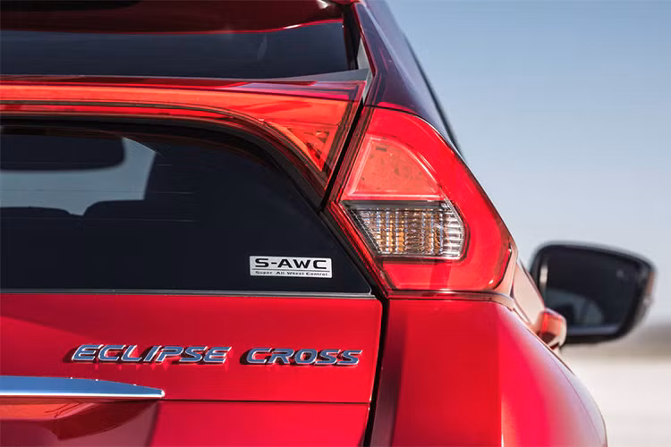 Cửa sổ sau của xe dạng dốc đứng, chiều dài cơ sở lớn và khoảng cách giữa đuôi xe đến trục sau ngắn. Ngoài ra, xe còn đi kèm đèn hậu nối với nhau và vắt ngang qua cửa cốp giống Mitsubishi Concept XR-PHEV II.