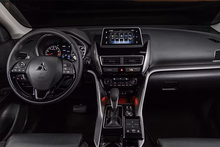 Bên trong nội thất, bảng táp-lô của Eclipse Cross thiết kế chia tầng rõ rệt. Những đường viền ốp chạy ngang bảng táp-lô, cắt dọc từ bệ trung tâm màu kim loại đem tới cho xe cảm giác hiện đại, năng động hơn. Vô-lăng trên mẫu xe này thiết kế 3 chấu, bọc da được lấy cảm hứng từ Outlander.