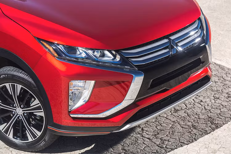 Phần đầu xe khá hầm hố với phần mái được làm vuốt cong ra phía sau. Lưới tản nhiệt có dạng miệng cười nối liền 2 cụm đèn pha sắc sảo tích hợp dải LED định vị. Bên cạnh đó đầu xe còn được tạo điểm nhấn với những đường viền kim loại mạ chrome tạo sự khỏe khoắn và đầm chắc.