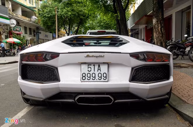 Các khe trên nắp động cơ cũng dễ dàng nhận ra đây là mẫu xe được dán lại bởi những viền màu vàng lộ bên trong.