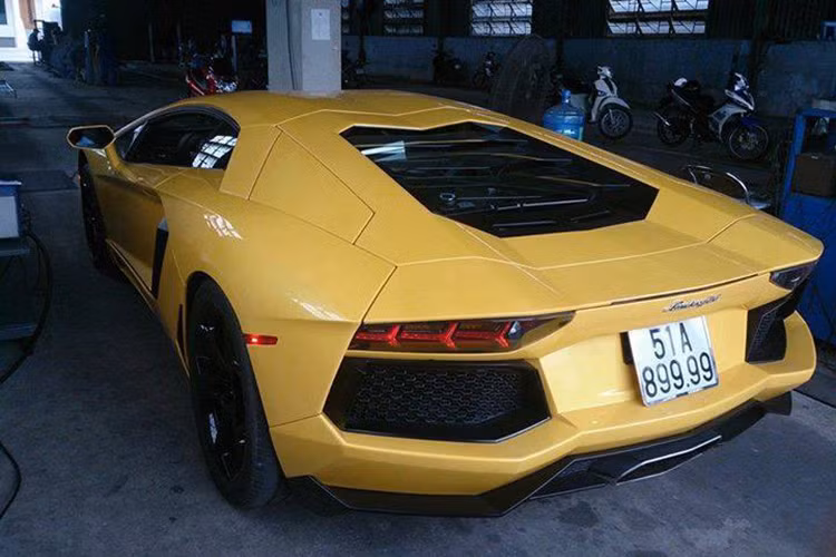 Ngoài ra, siêu xe Aventador này cũng sở hữu biển số đẹp và độc nhất tại Việt Nam. Với con số tứ quý 9 (biển kiểm soát 8.9999), con số mang ý nghĩa rất lớn đối với người Phương Đông với thông điệp may mắn.