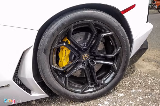 Thời gian gần đây, các đại gia Việt đua nhau dán decal cho siêu xe của mình. Với chi phí thấp và không bị mất màu sơn gốc, chiếc xe đã trở nên khác biệt.