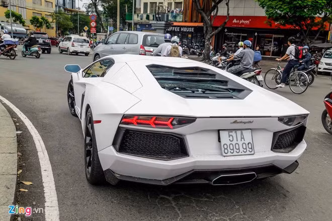 Nếu quan sát kỹ sẽ thấy một số chi tiết dán decal chưa kỹ, chẳng hạn ở phần cản trước còn lộ mép màu vàng.