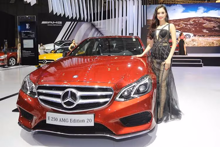 Tại triển lãm VMS 2015 lần này, Mercedes Việt Nam đã trưng bày 20 mẫu xe và đặc biệt là màn ra mắt phiên bản giới hạn E 250 AMG Edition 20 với chỉ 20 chiếc.