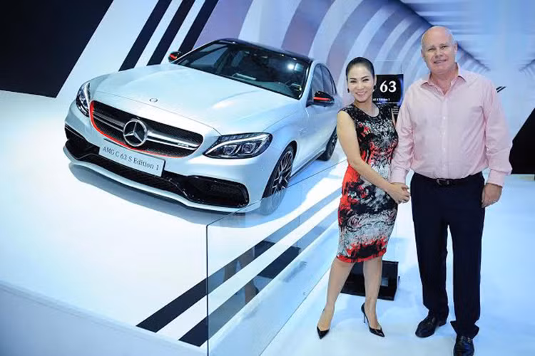 Vợ chồng ca sỹ Thu Minh cũng góp mặt cùng dàn sao Việt tại sự kiện. Cô cùng ông xã cũng là những gương mặt quen thuộc sở hữu thương hiệu Mercedes nhiều năm qua.