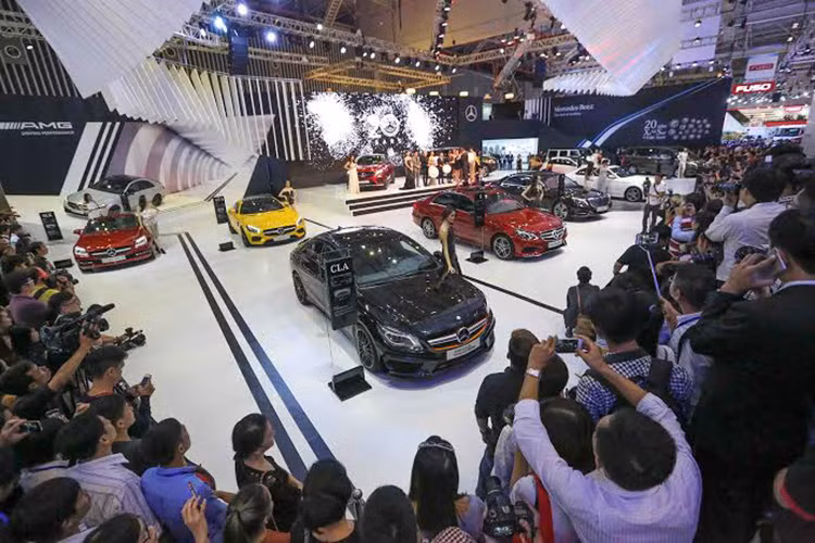 Năm nay, do sự thiếu vắng các nhà nhập khẩu xe hơi lớn như Audi, BMW, Porsche, Jaguar..., cái tên Mercedes-Benz nghiễm nhiên thành 1 trong những thương hiệu xe sang tâm điểm.