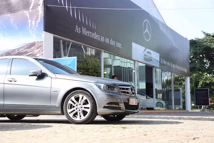 Bên cạnh những mẫu xe mới, Mercedes-Benz còn mang đến cho khách hàng những lựa chọn phù hợp với những mẫu xe chính hãng đã qua sử dụng tại gian hàng bên ngoài gian chính tại triển lãm VMS 2015.