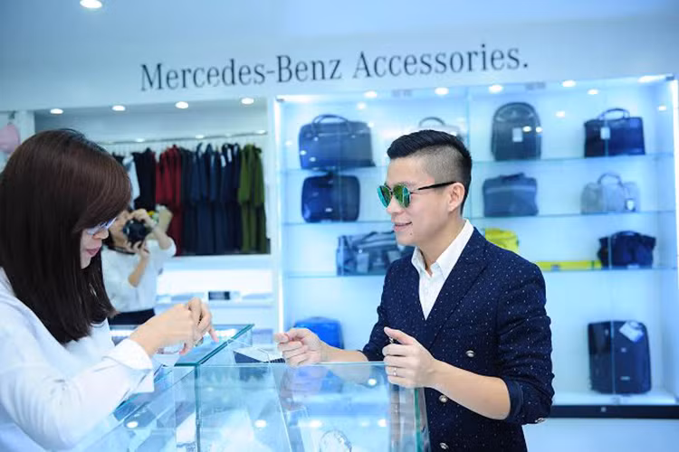 Không chỉ có mặt tại sự kiện để chiêm ngưỡng các mẫu xe tại gian hàng của thương hiệu Mercedes, các sao việt còn khá phấn khích với gian hàng phụ kiện đi kèm của hãng.