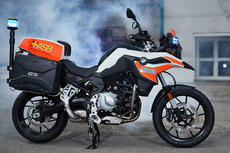Chiếc môtô duy nhất trong đội xe ưu tiên là mẫu BMW F750 GS, đây là trợ thủ cho các lực lượng cứu hộ và cảnh sát. Khả năng “dọn đường” của BMW F750 GS được tối ưu nhờ hệ thống đèn chớp LED màu xanh lam và vàng, kết hợp cùng hệ thống còi ưu tiên