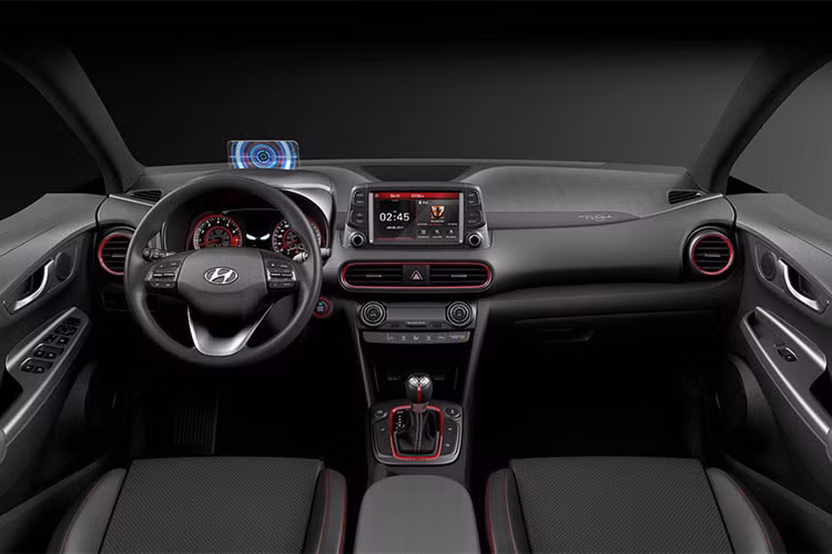 Không chỉ có ngoại hình có thêm nhiều chi tiết đặc biệt, nội thất bên trong cũng là nơi chứa đầy dấu ấn của Tony Stark. Khoang lái màu đen chủ đạo kết hợp cùng nhiều chi tiết trang trí viền đỏ. Cụm đồng hồ tốc dộ màu đỏ, màn hình HUD có đồ họa theo kiểu viễn tưởng, chữ ký Tony Stark trên bảng táp lô, núm cần số Iron Man độc đáo.