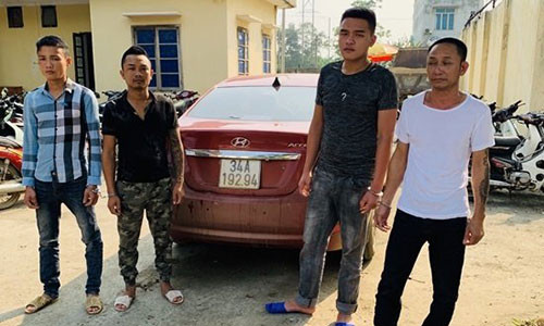 Thanh Hoa: Nhom con do cam hung khi chan danh tan cong chu tich xa trong thuong