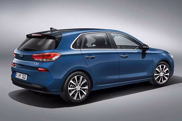 Bên cạnh đó còn có hệ thống kiểm soát hành trình thông minh, cảnh báo điểm mù, cảnh báo phía sau, hỗ trợ giữ làn đường, giới hạn tốc độ, theo dõi tình trạng tài xế và hệ thống tự động điều chỉnh đèn pha nhằm hạn chế chói mắt cho người đối diện.