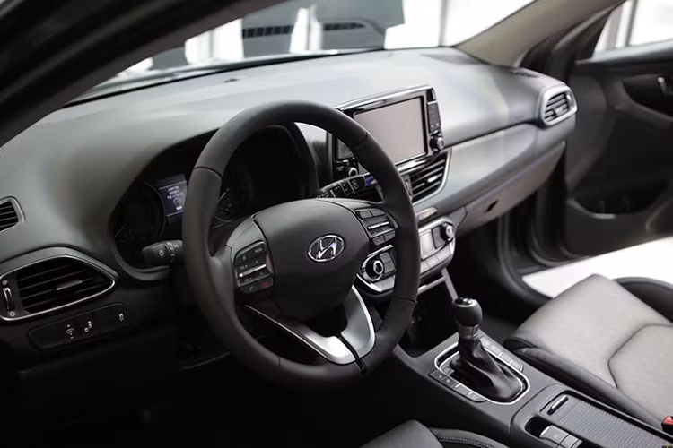 Bản xe trung cấp, với giá 18.695 Bảng (520 triệu đồng), i30 2017 vẫn sử dụng động cơ như trên, nhưng được bổ sung thêm đèn sương mù, màn hình trung tâm LCD 5 inch với camera lùi, hỗ trợ đỗ xe và vô-lăng bọc da. Mâm xe đổi thành loại hợp kim 16 inch. Với cùng mức giá này, khách hàng có thể chọn động cơ dầu CRDi 1.6L 108 mã lực.