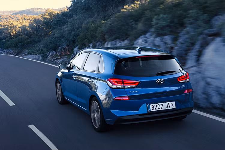 Ngoài ra, kích thước tổng thể của xe dài hơn 40 mm, rộng hơn 15 mm, thấp hơn 15 mm và chiều dài cơ sở giữ nguyên so với thế hệ tiền nhiệm, nó giúp xe đạt hệ số cản gió chỉ còn 0,30 Cd và vận hành tốt hơn.