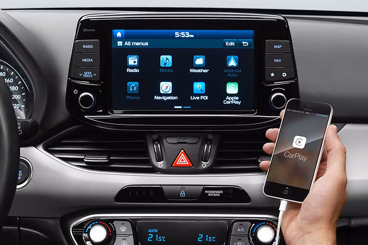 Bản xe thấp cấp nhất của i30 2017 giá 16.995 Bảng (tương đương 473 triệu đồng) chạy động cơ xăng T-GDI tăng áp, dung tích 1.0L, 3 xy-lanh, công suất 118 mã lực. Những trang bị tiêu chuẩn gồm có mâm 15 inch, đèn LED chiếu sáng ban ngày, cửa sổ chỉnh điện, ghế lái chỉnh điện, vô-lăng tích hợp nút điều khiển... 