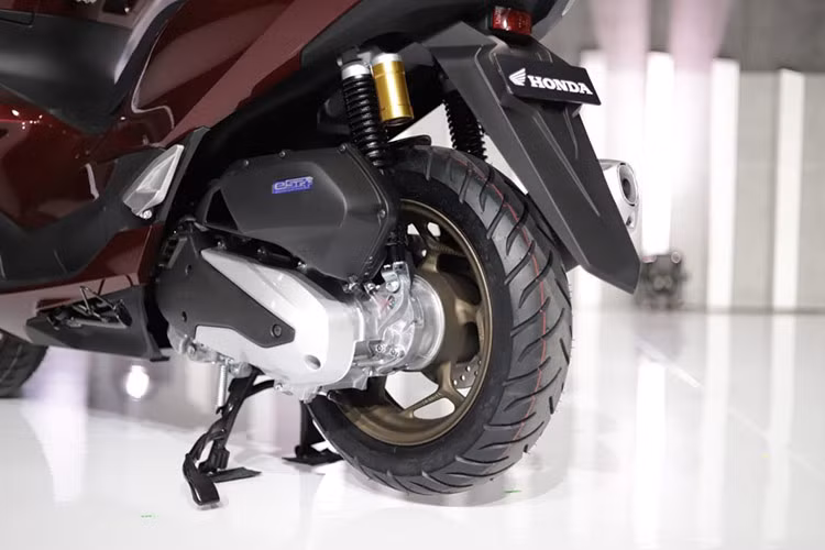 Về bánh xe, Honda vẫn giữ nguyên kích thước mâm đúc 14 inch phía trước và 13 inch phía sau, nhưng thiết kế mâm được làm mới với kiểu dáng 5 chấu hình chữ Y. Xe sử dụng lốp trước kích thước 110/70-14 và lốp sau 130/70-13. Dù được cải tiến về thiết kế và trang bị, động cơ của Honda PCX 160 2025 vẫn không có sự thay đổi.