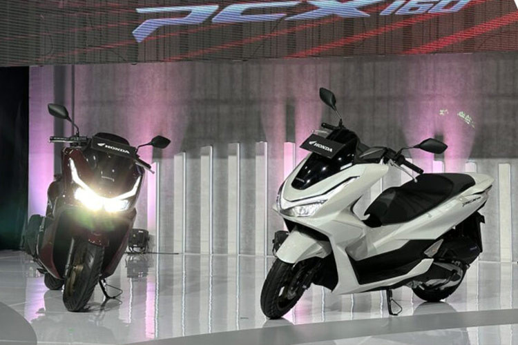 Tại Việt Nam, dòng Honda PCX không còn nằm trong danh mục sản phẩm chính hãng của Honda Việt Nam. Tuy nhiên, mẫu Honda PCX 160 vẫn được các đại lý tư nhân nhập khẩu từ Indonesia với giá gần 80 triệu đồng.
