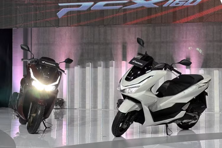 Tại Việt Nam, dòng Honda PCX không còn nằm trong danh mục sản phẩm chính hãng của Honda Việt Nam. Tuy nhiên, mẫu Honda PCX 160 vẫn được các đại lý tư nhân nhập khẩu từ Indonesia với giá gần 80 triệu đồng.