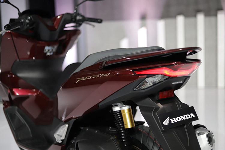 Đèn xi-nhan cũng được thiết kế lại thanh mảnh và hiện đại. Đáng chú ý, Honda PCX 160 2025 được bổ sung bảng đồng hồ TFT 5 inch tích hợp tính năng kết nối Honda RoadSync.