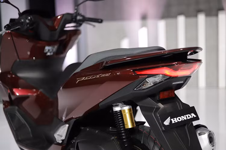 Đèn xi-nhan cũng được thiết kế lại thanh mảnh và hiện đại. Đáng chú ý, Honda PCX 160 2025 được bổ sung bảng đồng hồ TFT 5 inch tích hợp tính năng kết nối Honda RoadSync.