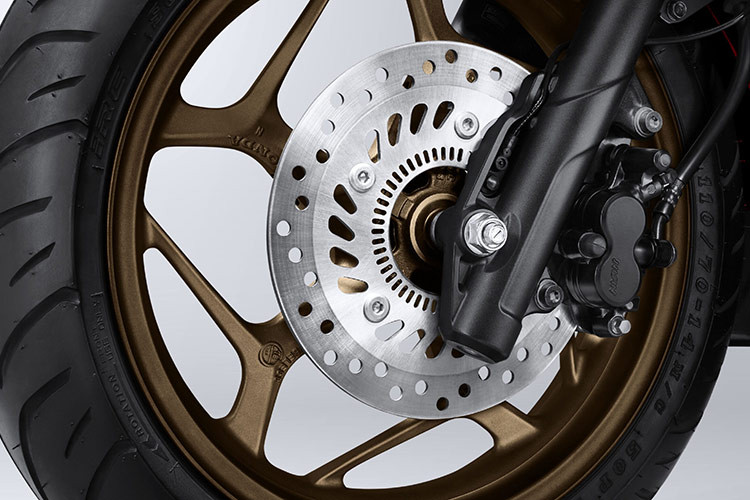 Xe tiếp tục được trang bị loạt công nghệ hiện đại như hệ thống kiểm soát lực kéo HSTC, phanh đĩa trước/sau tích hợp ABS, hệ thống dừng tạm thời, cổng sạc USB Type-C và chìa khóa thông minh Smart Key.