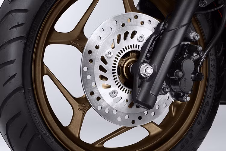 Xe tiếp tục được trang bị loạt công nghệ hiện đại như hệ thống kiểm soát lực kéo HSTC, phanh đĩa trước/sau tích hợp ABS, hệ thống dừng tạm thời, cổng sạc USB Type-C và chìa khóa thông minh Smart Key.