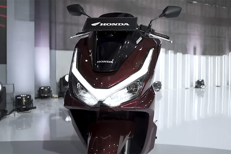 Về tổng thể, mẫu xe ga Honda PCX 160 2025 vẫn giữ nguyên dáng vẻ đặc trưng của thế hệ mới. Tuy nhiên, Honda đã tinh chỉnh một số chi tiết thiết kế và bổ sung thêm các tính năng hiện đại.