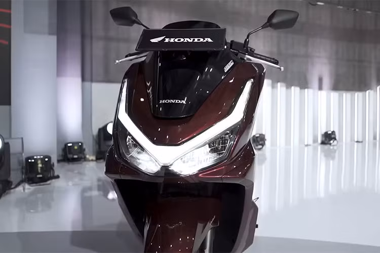 Về tổng thể, mẫu xe ga Honda PCX 160 2025 vẫn giữ nguyên dáng vẻ đặc trưng của thế hệ mới. Tuy nhiên, Honda đã tinh chỉnh một số chi tiết thiết kế và bổ sung thêm các tính năng hiện đại.