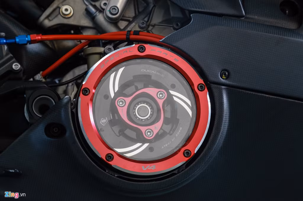 Mẫu superbike được độ lại nồi khô màu đỏ bắt mắt của Ducabike. Hệ thống dây dầu trên xe cũng có giá khá đắt.