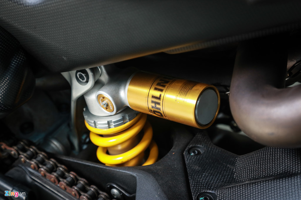 Trong khi đó phuộc sau vẫn được giữ nguyên bản, loại Ohlins TTX36 chỉnh điện.