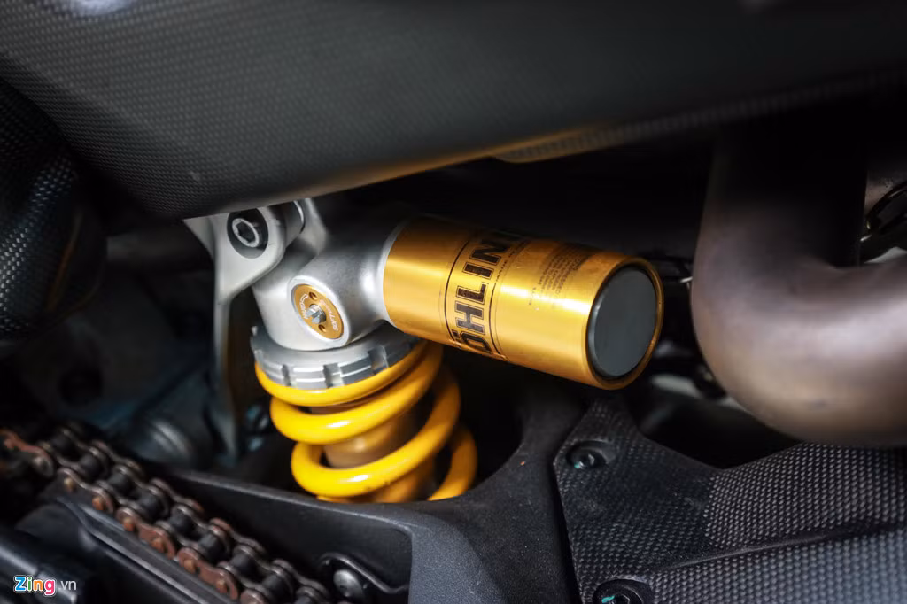 Trong khi đó phuộc sau vẫn được giữ nguyên bản, loại Ohlins TTX36 chỉnh điện.