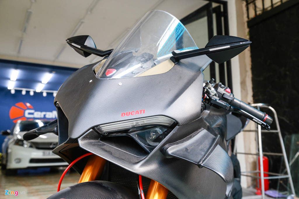 Điểm đáng chú ý trên mẫu sportbike này là dàn áo bằng sợi carbon giúp khối lượng xe nhẹ hơn, có giá trị khoảng 200 triệu đồng. Xe còn có thêm cánh lướt gió nằm cạnh đèn pha, đây là một đặc trưng trên phiên bản đua Ducati V4 R.