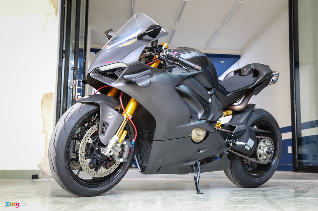 Siêu môtô V4 S trang bị động cơ Desmosedici Stradale 4 xi-lanh góc chữ V 90 độ, với 4 van trên mỗi xi-lanh, làm mát bằng dung dịch. Khối động cơ này có dung tích 1.103 cc, sản sinh công suất lên tới 214 mã lực tại 13.000 vòng/phút và mô-men xoắn cực đại 124 Nm tại 10.000 vòng/phút. 