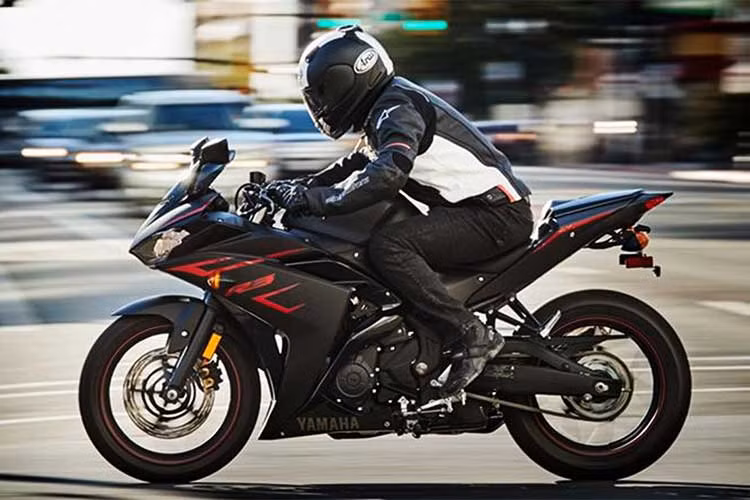 Ngoài những thay đổi để phù hợp với tiêu chuẩn khí thải Euro 4, cũng như có nhiều tùy chọn màu sơn và tem mới..., Yamaha R3 bản 2018 gần như không có thay đổi gì thêm. Những thay đổi này giúp Yamaha R3 tiếp tục được bán tại Ấn Độ, sau khi mẫu xe cũ buộc phải ngừng sản xuất do vi phạm những tiêu chuẩn về khí thải. 