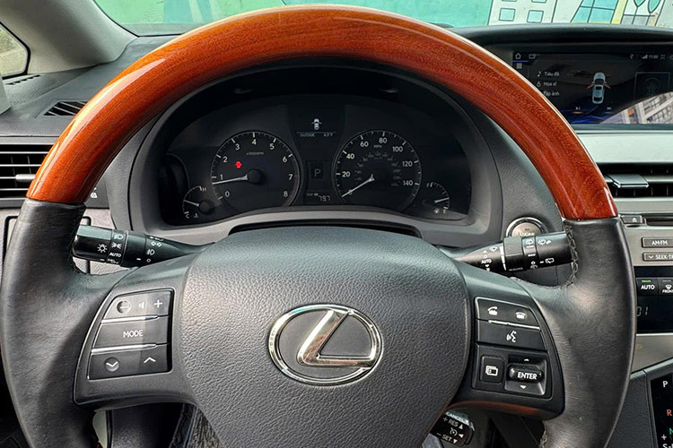 Bảng đồng hồ điện tử OLED hiện đại, tích hợp công nghệ Remote Touch giúp người lái dễ dàng thao tác điều khiển. Hệ thống âm thanh cao cấp Mark Levinson 15 loa mang đến trải nghiệm âm thanh sống động, trong khi cửa sau được trang bị tính năng điều chỉnh điện tiện lợi.