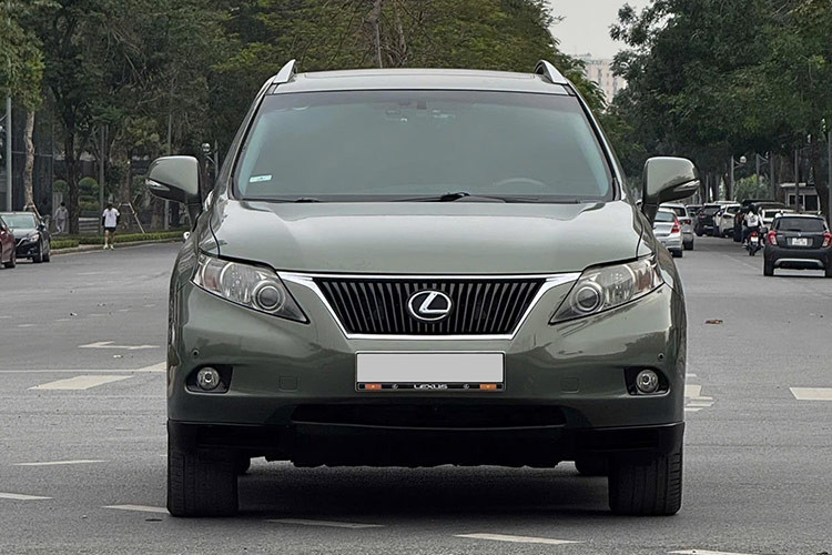 Mẫu xe SUV Lexus RX350 2009 thuộc thế hệ thứ 3, kế thừa những tinh hoa từ các phiên bản trước và nâng tầm về thiết kế. Xe sở hữu diện mạo bề thế với lưới tản nhiệt đặc trưng, hệ thống đèn pha LED, đèn hậu tinh tế và các chi tiết ngoại thất đầy tính thẩm mỹ.