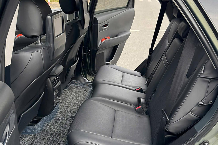 Với mức giá chỉ khoảng 700-900 triệu đồng trên thị trường xe cũ, Lexus RX350 2009 là lựa chọn đáng cân nhắc cho những khách hàng đang tìm kiếm một chiếc SUV sang trọng, bền bỉ và tiết kiệm chi phí sử dụng. Thiết kế ngoại thất đẳng cấp, nội thất đầy đủ tiện nghi và động cơ mạnh mẽ khiến Lexus RX350 2009 trở thành mẫu xe khó có đối thủ trong cùng tầm giá.