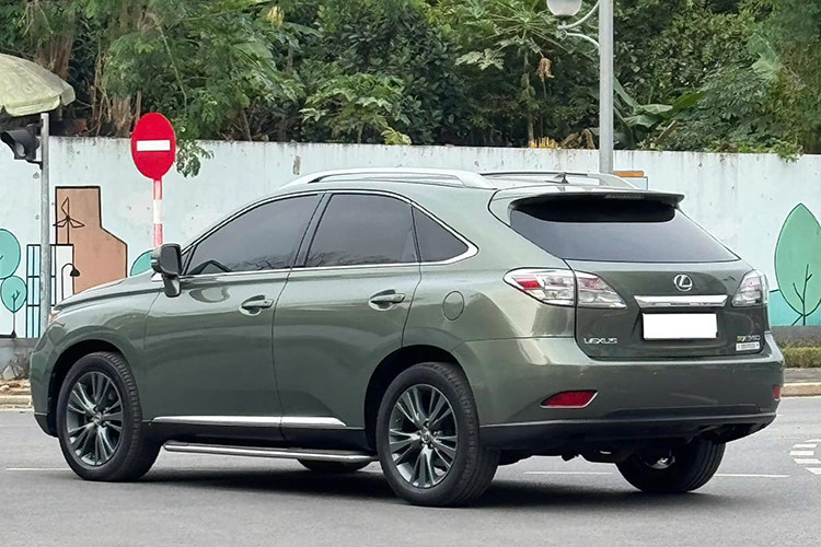Đây được coi là mức giá hợp lý dành cho một chiếc xe sang đẳng cấp, trong khi phiên bản Lexus RX350 mới nhất hiện nay có giá bán khởi điểm 3,43 tỷ đồng (chưa bao gồm chi phí lăn bánh). So với các dòng xe cùng phân khúc như Mercedes-Benz hay BMW, Lexus RX350 được đánh giá có chi phí sử dụng thấp hơn và độ bền bỉ cao hơn.