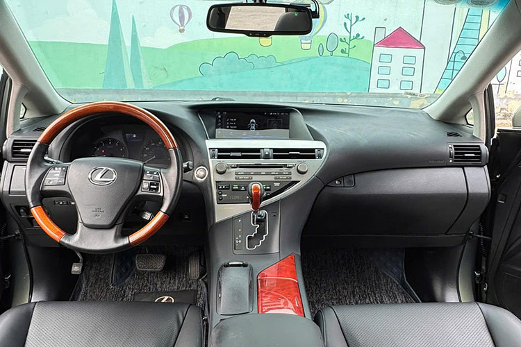 Bước vào bên trong, Lexus RX350 2009 gây ấn tượng với nội thất sang trọng, tinh tế. Xe sử dụng chất liệu da Semi-Aniline cao cấp, kết hợp với các chi tiết ốp gỗ bóng tạo nên không gian nội thất đẳng cấp. Hàng ghế trước tích hợp chức năng nhớ 3 vị trí, điều chỉnh độ dài đệm ngồi và khả năng làm mát.