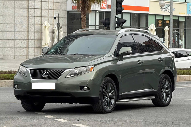 Tại thị trường Mỹ, Lexus RX350 2009 cũng rất được ưa chuộng, đặc biệt là với khách hàng Mỹ gốc Á. Theo thống kê, người Mỹ gốc Á chiếm khoảng 18% lượng khách hàng của Lexus, cao hơn đáng kể so với tỷ lệ khách hàng của Mercedes tại cùng khu vực. Điều này chứng minh được sức hút và độ tin cậy của mẫu xe này trên toàn cầu.
