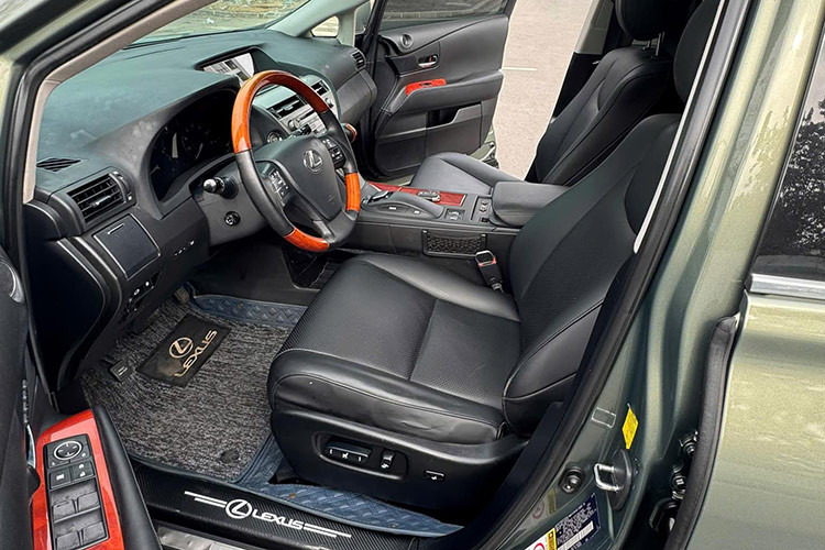 Về trang bị an toàn, Lexus RX350 2009 sở hữu tới 10 túi khí, hệ thống an toàn chủ động PCS dự báo va chạm và hàng loạt công nghệ an toàn khác như phanh ABS, EBD, cân bằng điện tử và kiểm soát độ bám đường.