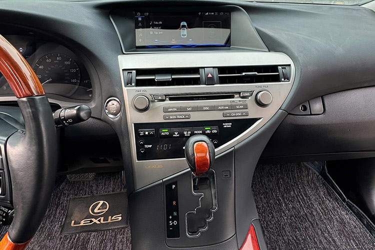 Lexus RX350 2009 được trang bị động cơ 2GR-FE V6 dung tích 3.5L, sản sinh công suất tối đa 204 mã lực tại 6.200 vòng/phút và mô-men xoắn cực đại 364 Nm tại 4.700 vòng/phút. Xe sử dụng hộp số tự động 6 cấp kết hợp công nghệ chuyển số thông minh AI-Shift mang lại khả năng vận hành mạnh mẽ và mượt mà trên mọi cung đường.